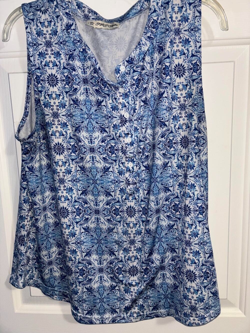 FLT Studio Blue White Damask Tile Print Tank Top Women L Sleeveless Henley Shirt